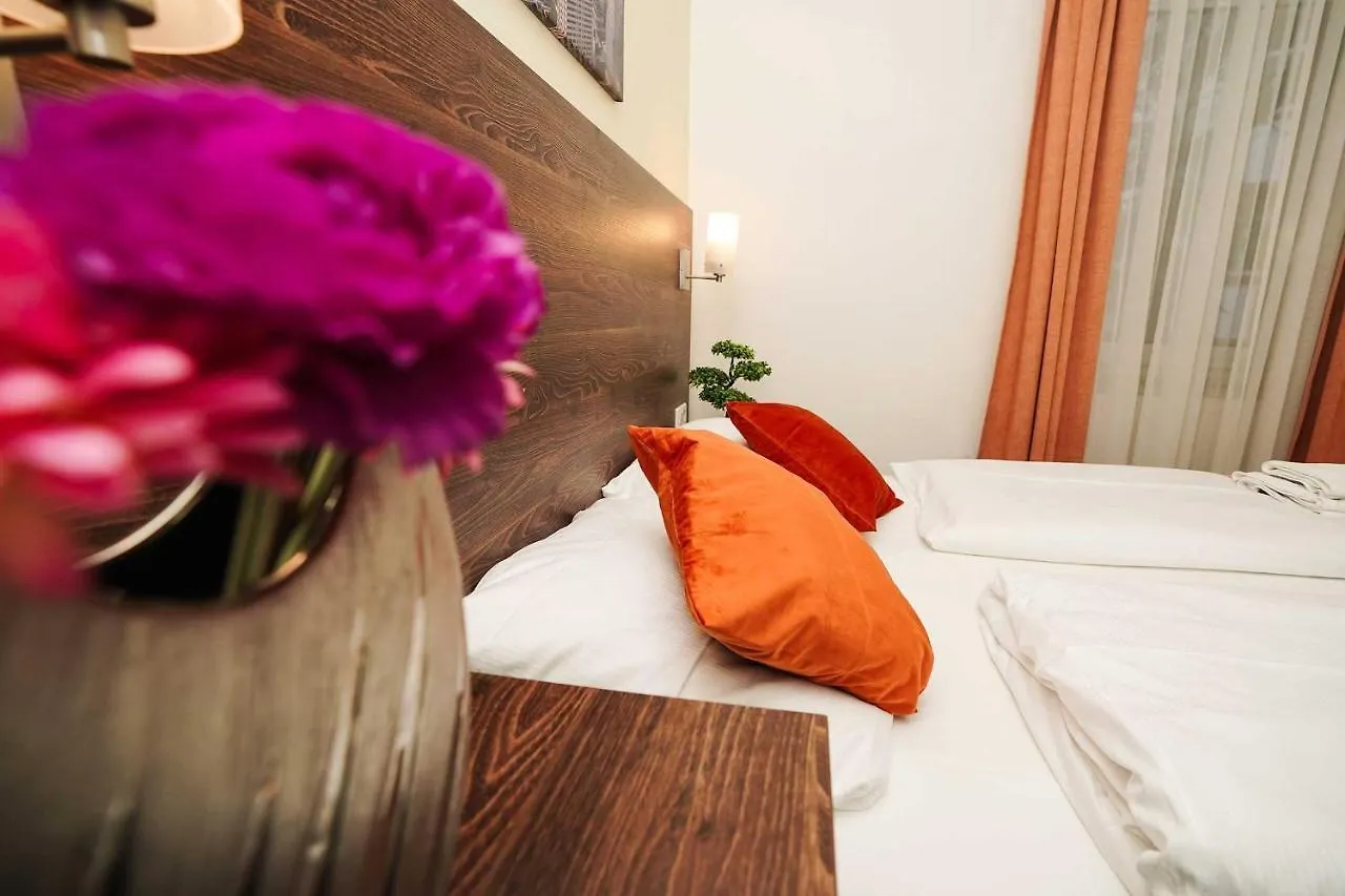 ***  Hotel Little Paris Frankfurt am Main Germany